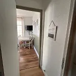 4 Personnes A 20 M De La *